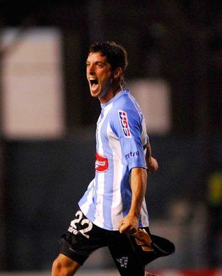 لاعب كيرو كلبيرو يحتفل بتسجيله في مرمي ايميلك