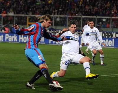 لاعب كاتانيا ماكسي لوبيز يحاول تخطي مدافع الانتر ماتيراتزي