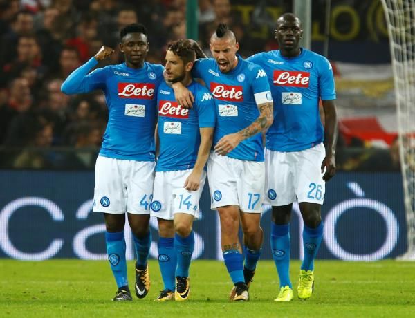 ميرتينز مع لاعبي نابولي