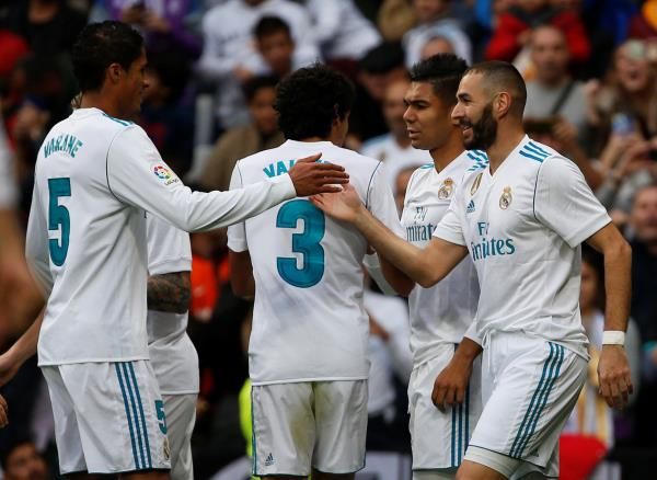 بنزيما مع لاعبي ريال مدريد