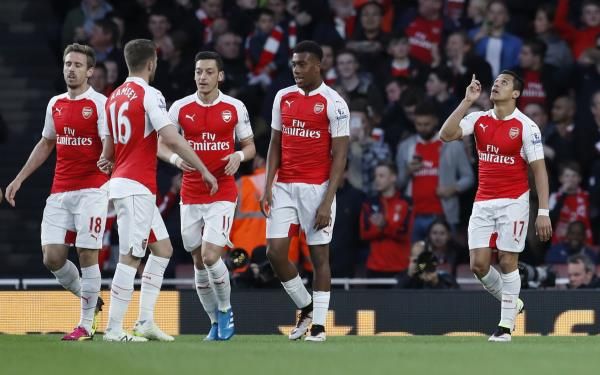 أوزيل مع لاعبي أرسنال