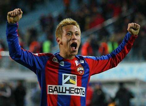 كيسوكي هوندا يحتفل بعد إحرازه هدف الفوز بالدقيقة الأخيرة من عمر المباراة