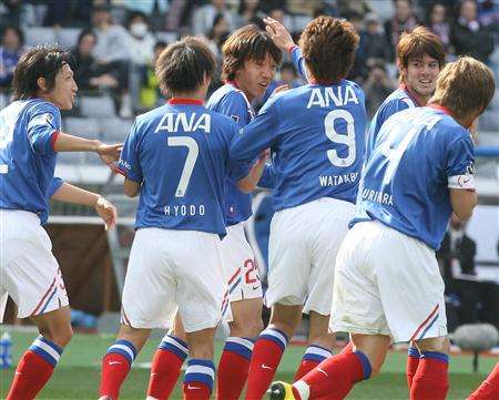 ناكامورا يتلقى التهاني من زملائه بعد صناعته الهدف الأول ليوكوهاما