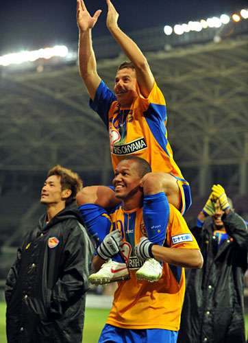 فرحة لاعبي فريق فيجالتا بالصدارة المؤقتة بعد نهاية مباراة اليوم