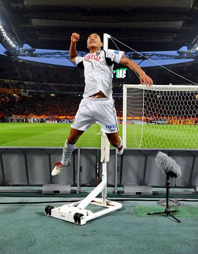 المهاجم الكوري الشمالي جونغ تيسي يحتفل مع الجماهير بعد خطفه هدف الفوز لفريقه كواساكي