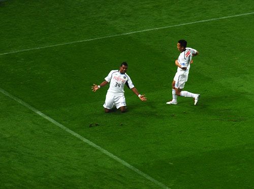 البرازيلي ريناتينهو يحتفل بعد إحرازه الهدف الأول بالمباراة
