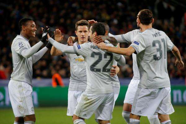 مخيتريان مع نجوم مانشستر يونايتد