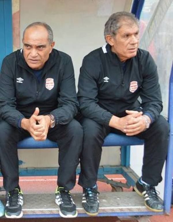 القلصي (يسار)