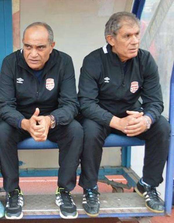 القلصي (يسار)