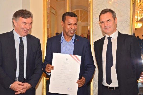 الأسعد الشابي يتسلم الشهادة 