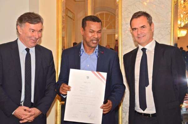 الأسعد الشابي يتسلم الشهادة