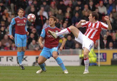 من مباراة ستوك واستون فيلا