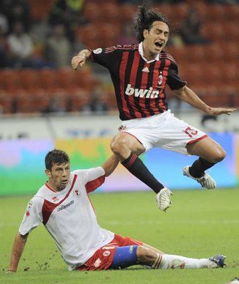 نيستا أمام نادي باري في سبتمبر 2009