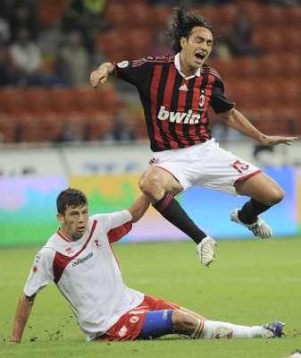 نيستا أمام نادي باري في سبتمبر 2009