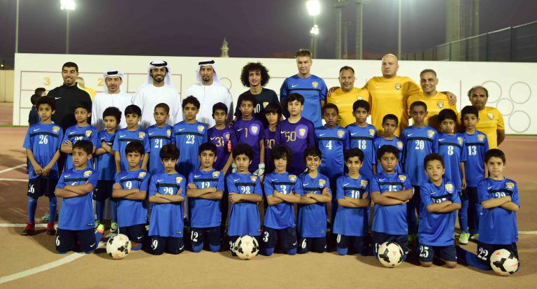 عموري وسط مدرسة الكرة بالعين