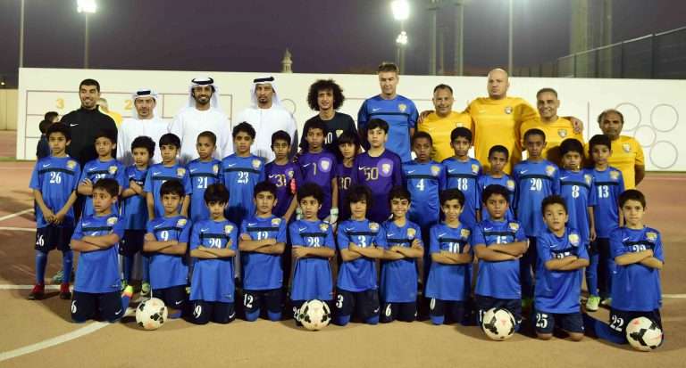 عموري وسط مدرسة الكرة بالعين