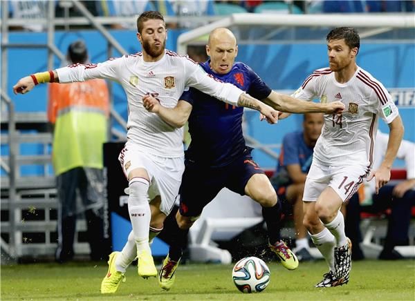 من لقاء إسبانيا وهولندا في كأس العالم الأخير