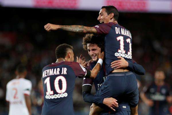 أنخيل دي ماريا مع لاعبي سان جيرمان