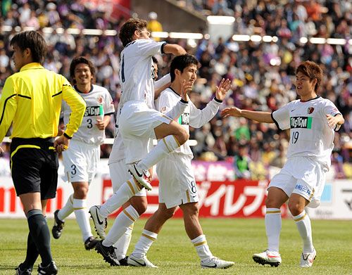 نوزاوا يتلقى التهاني من زملائه بعد إحرازه هدف التقدم لكاشيما