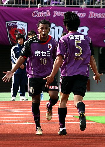 المهاجم البرازيلي دايغو يحتفل بعد إحرازه هدف التعادل لكيوتو