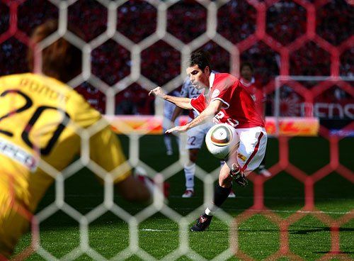 البرازيلي بونتي عند تنفيذه ركلة الجزاء بنجاح