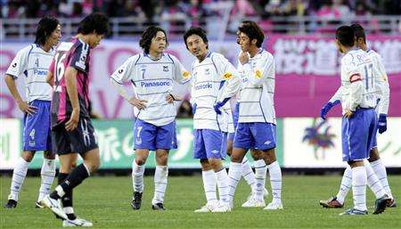 لاعبي فريق جامبا أوساكا شعروا بالإحباط بعد تعادلهم مع جاره اللدود فريق سيريزو أوساكا