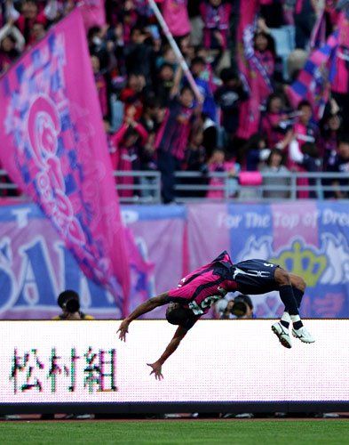 المهاجم البرازيلي أدريانو يحتفل بطريقته الخاصة بعد إحرازه هدف التعادل