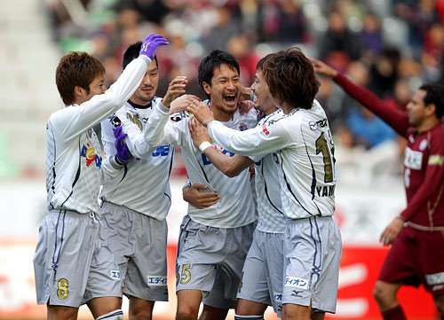 لاعبي فريق هيروشيما يحتفلون بعد تحقيق أول إنتصار لفريقهم بالعام الجديد 2010