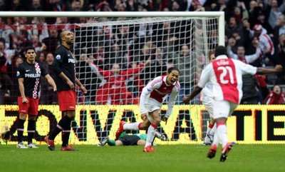 إيمانويلسون يحتفل بالهدف الثاني لإياكس