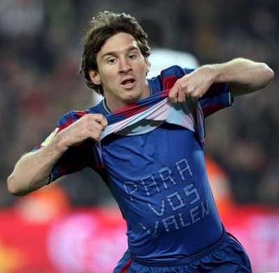 ميسي يهدي هدفه الأول لشخص إسمه «Valen» 