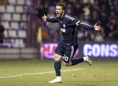 هيجوين يحتفل بعد تسجيله لثلاثة أهداف