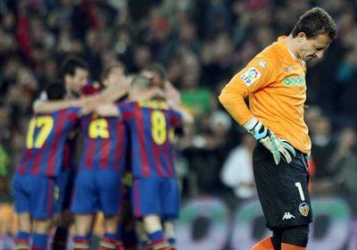 فرحة لاعبي برشلونة وخيبة حارس فالنسيا سيزار 