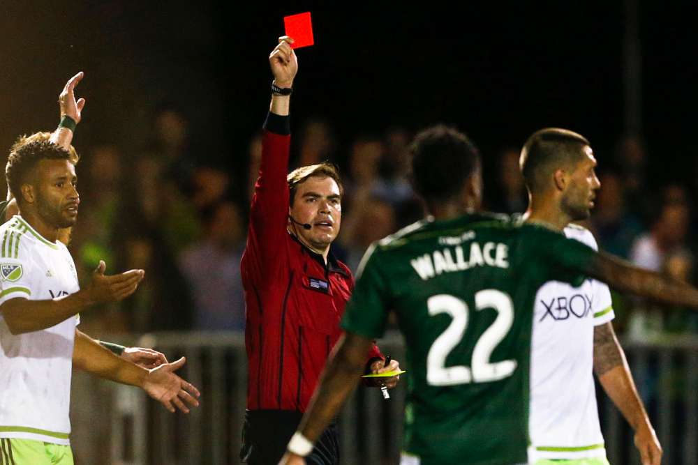 حكم يشهر بطاقة حمراء