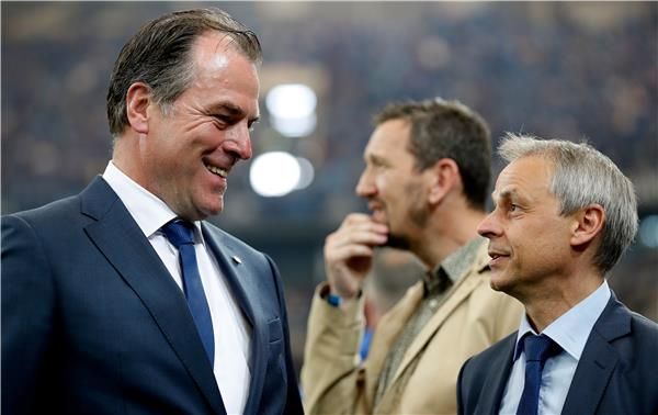 أولاف تون (يمين)