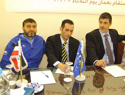 جانب من المؤتمر الصحفي وبالصورة مدرب شباب الاردن دراجان ومدرب الكرامة قويض