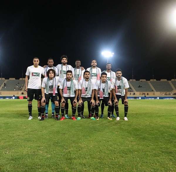 الصحفي مع فريقه اليوم