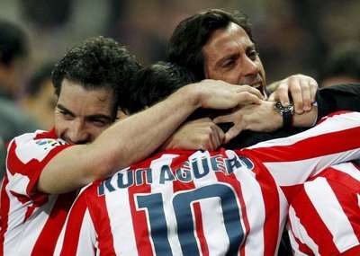 فرحة لاعبي الاتلتيكو مع مدربهم كيكي سانشيز بعد تسجيل الهدف