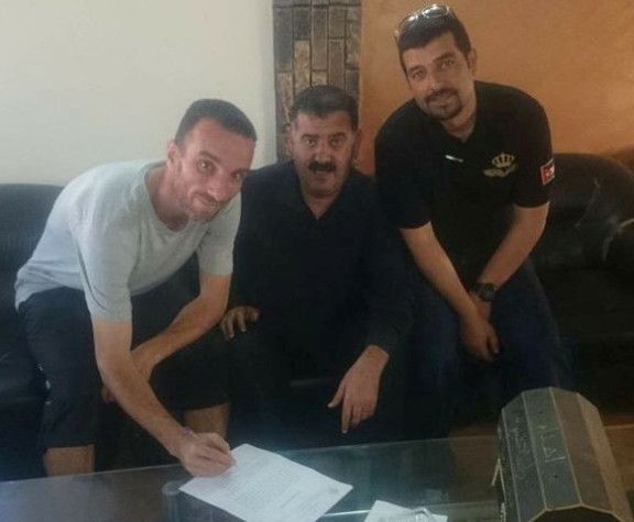 جانب من التوقيع