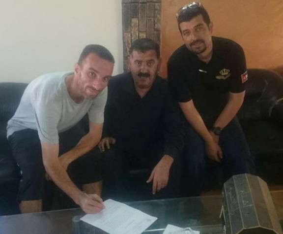 جانب من التوقيع