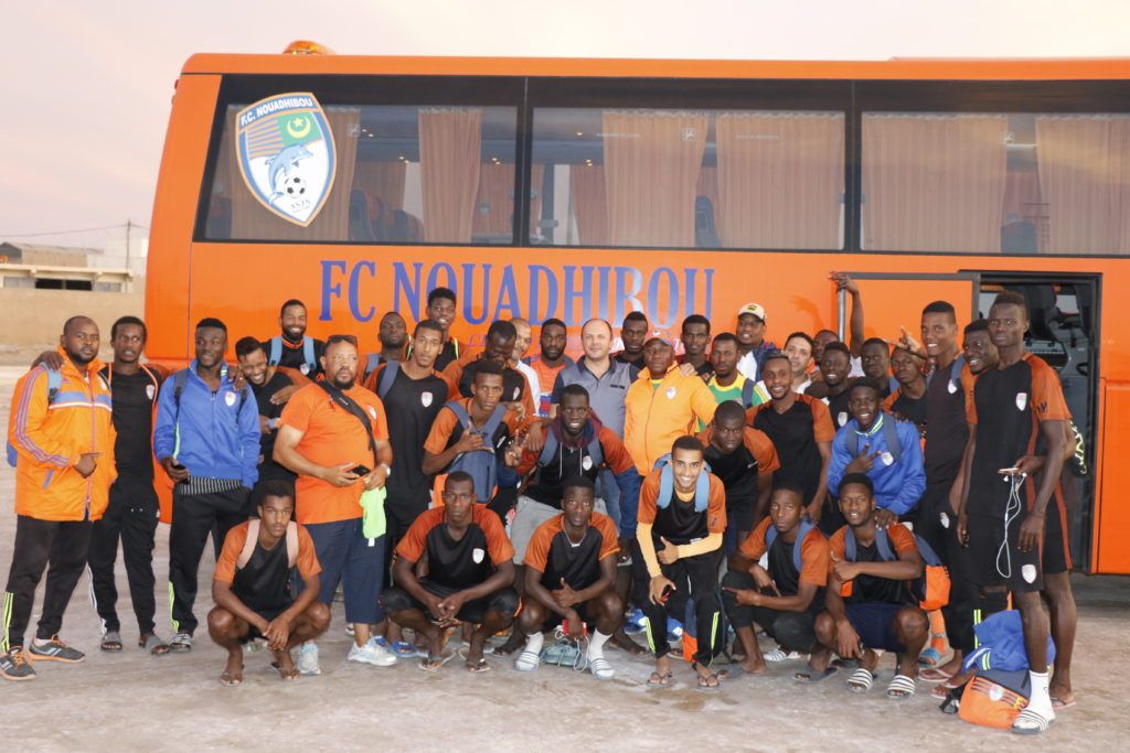 لاعبو نواذيبو أمام حافلة الفريق