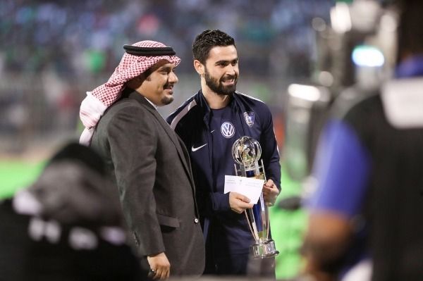 الأمير نواف بن سعد لحظة تكريم خربين