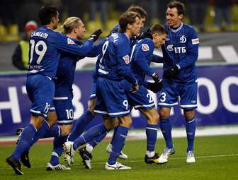 فرحة لاعبي دينامو بتسجيلهم الهدف الوحيد في اللقاء