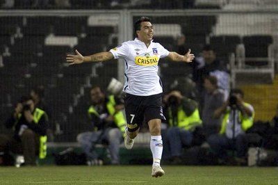 فرحة لاعب كولو كولو بارديز بعد تسجيله هدف التعادل