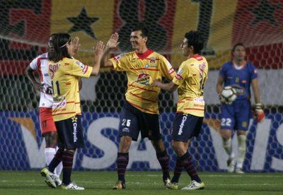 فرحة بورجيتي مع زملائه بعد تسجيله هدفين لفريقه موريليا