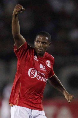 فرحة جيزاسولا بعد ان هدف لفريقه جوان اريش 