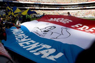 صورة لجماهير كلوب امريكا وهي تتعاطف مع اللاعب بعد أصابته