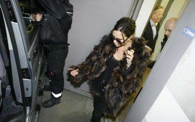 فيكتوريا زوجة بيكهام تصل الى المستشفي 