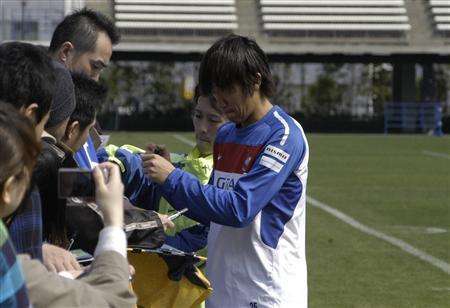 شونسوكي ناكامورا بعد نهاية تدريبات فريق يوكوهاما