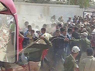 أعتداء الأمن على الجماهير أمام بوابة الملعب