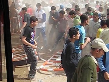 أثار تدافع الجماهير للهروب